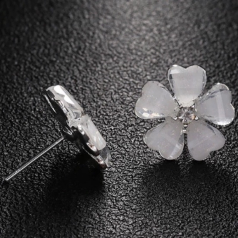 NEW!๐๐VERY PRETTY! VERY CUTE! WHITE FLOWERS!๐๐ - Picture 6 of 8